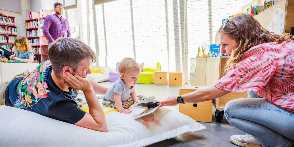 Boek & baby in de bibliotheek
